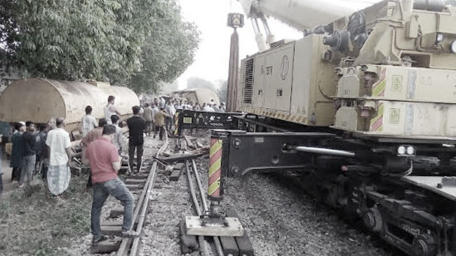 হবিগঞ্জে জ্বালানি তেলবাহী ট্রেন লাইনচ্যুত, তেল লুটের চেষ্টা