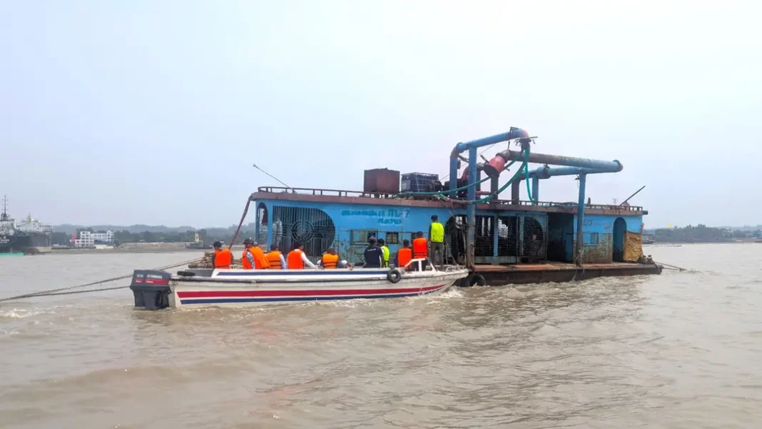সীতাকুণ্ডে ৫ ড্রেজারসহ আটক ৫, দেড় লাখ টাকা জরিমানা