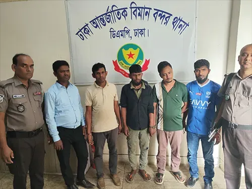 চলন্ত গাড়িতে ধাক্কা দিয়ে অভিনব কায়দায় ৩০ লাখ টাকার কাপড় লুট, গ্রেপ্তার ৫