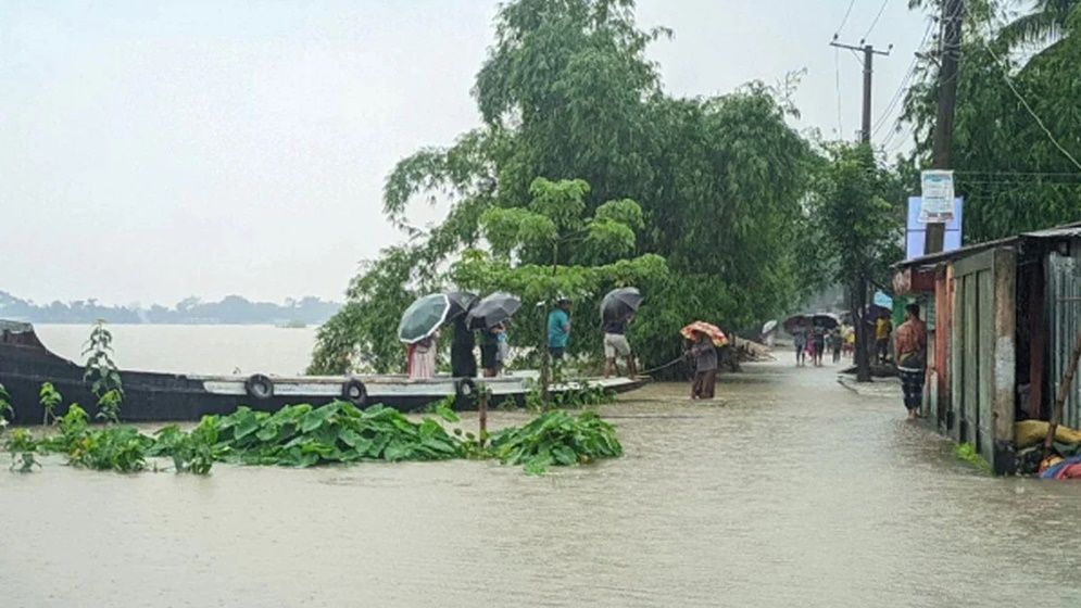 ধেয়ে আসছে বন্যা, বিপৎসীমার ওপরে ৭ নদীর পানি