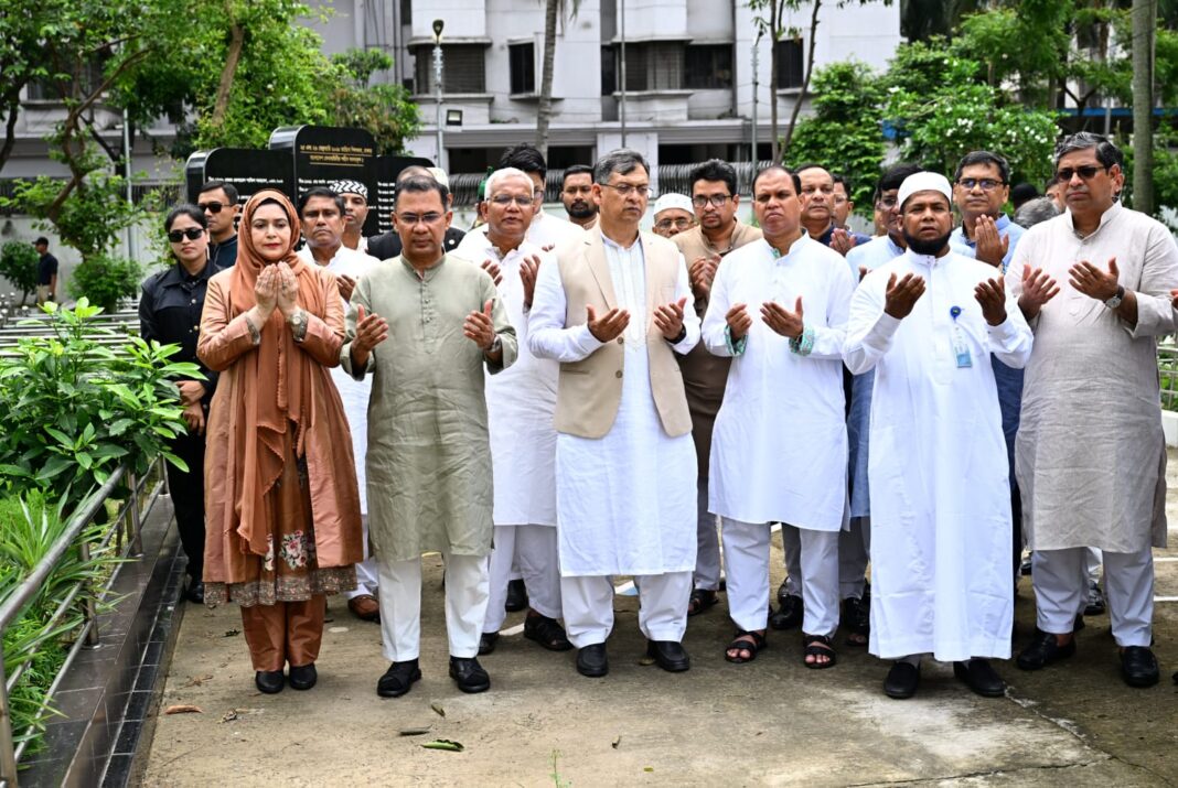 পবিত্র ঈদুল আজহা উপলক্ষে বাবা-মায়ের কবর জিয়ারত করেছেন গণপ্রজাতন্ত্রী বাংলাদেশ সরকারের মাননীয় প্রধানমন্ত্রী তারেক রহমান