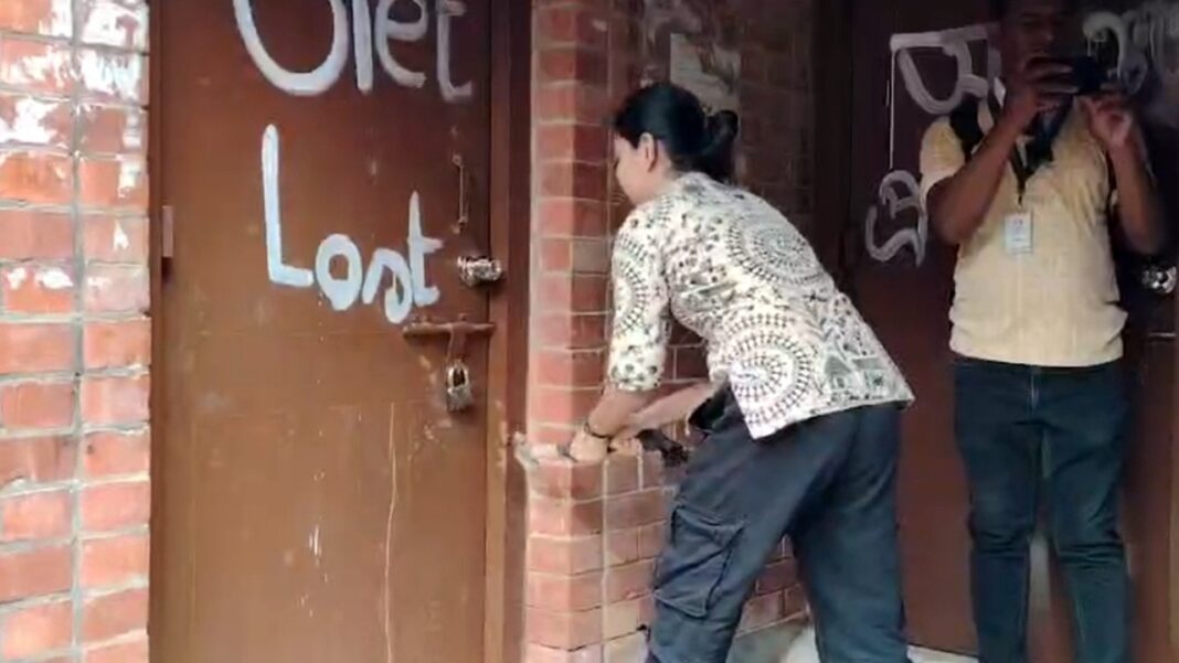 জাবি শিক্ষার্থীকে ধর্ষণচেষ্টার বিচারের দাবিতে প্রক্টর কার্যালয়ে তালা