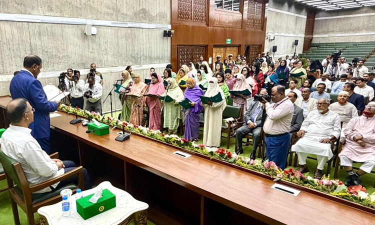 প্রধানমন্ত্রীর উপস্থিতিতে সংরক্ষিত নারী আসনের নবনির্বাচিত সংসদ সদস্যদের শপথ