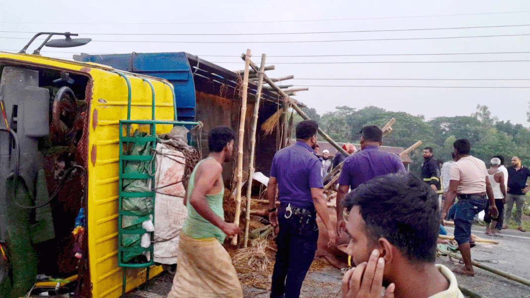 মানিকগঞ্জে গরুর ট্রাক-মোটরসাইকেলের সংঘর্ষে নিহত ১