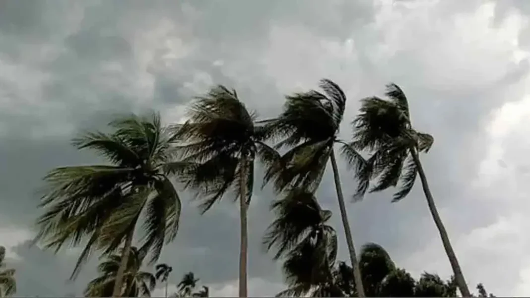 ঢাকাসহ ১০ অঞ্চলে ঝড়-বৃষ্টির আভাস, নদীবন্দরে সতর্ক সংকেত