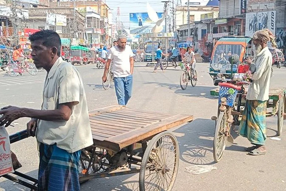 তাপে পুড়ছে ৪০ জেলা, বিপর্যস্ত জনজীবন