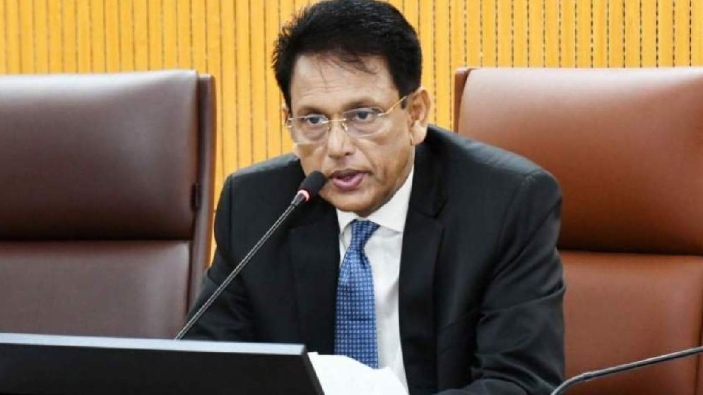 জেড নিউজ, ঢাকা: আসন্ন এইচএসসি ও সমমান পরীক্ষা শান্তিপূর্ণ, সুষ্ঠু ও নকলমুক্ত পরিবেশে আয়োজনের প্রস্তুতি নিয়ে কেন্দ্রের দায়িত্বপ্রাপ্ত কর্মকর্তা ও জেলা শিক্ষা কর্মকর্তাদের সঙ্গে মতবিনিময় সভায় বসছেন শিক্ষা এবং প্রাথমিক ও গণশিক্ষা মন্ত্রী ড. আ ন ম এহছানুল হক মিলন। আগামী বুধবার (২৪ জুন) রাজধানীতে অনুষ্ঠিত হবে এ সভা। আন্তঃশিক্ষা বোর্ড পরীক্ষা নিয়ন্ত্রক কমিটির বিজ্ঞপ্তিতে তথ্যটি নিশ্চিত করা হয়। এতে বলা হয়েছে, সভায় শিক্ষা এবং প্রাথমিক ও গণশিক্ষা মন্ত্রী ড. আ ন ম এহছানুল হক মিলন উপস্থিত থাকবেন। সভায় ঢাকা শিক্ষা বোর্ড ও ময়মনসিংহ শিক্ষা বোর্ডের আওতাধীন এইচএসসি ও সমমান পরীক্ষার সব কেন্দ্রের ভারপ্রাপ্ত কর্মকর্তা এবং সংশ্লিষ্ট জেলা শিক্ষা কর্মকর্তারা অংশ নেবেন। পাশাপাশি বাংলাদেশ মাদ্রাসা শিক্ষা বোর্ড ও বাংলাদেশ কারিগরি শিক্ষা বোর্ডের অধীন ঢাকা ও ময়মনসিংহ বিভাগের আওতাভুক্ত এইচএসসি-সমমান পরীক্ষার কেন্দ্রগুলোর দায়িত্বপ্রাপ্ত কর্মকর্তারাও সভায় উপস্থিত থাকবেন। বিজ্ঞপ্তিতে বিষয়টিকে ‘অতীব জরুরি’ উল্লেখ করে সংশ্লিষ্ট সব কেন্দ্রের ভারপ্রাপ্ত কর্মকর্তা ও জেলা শিক্ষা কর্মকর্তাদের নির্ধারিত সময়ে সভায় উপস্থিত থাকার জন্য নির্দেশক্রমে অনুরোধও জানানো হয়েছে।