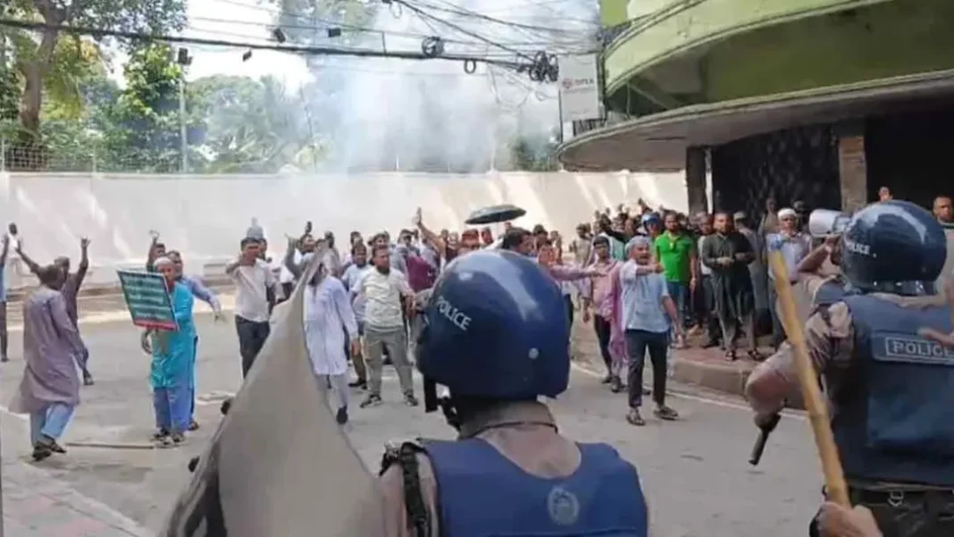 ইসলামী ব্যাংকের সামনে বিক্ষোভে পুলিশের লাঠিচার্জ, জলকামান-টিয়ারগ্যাস