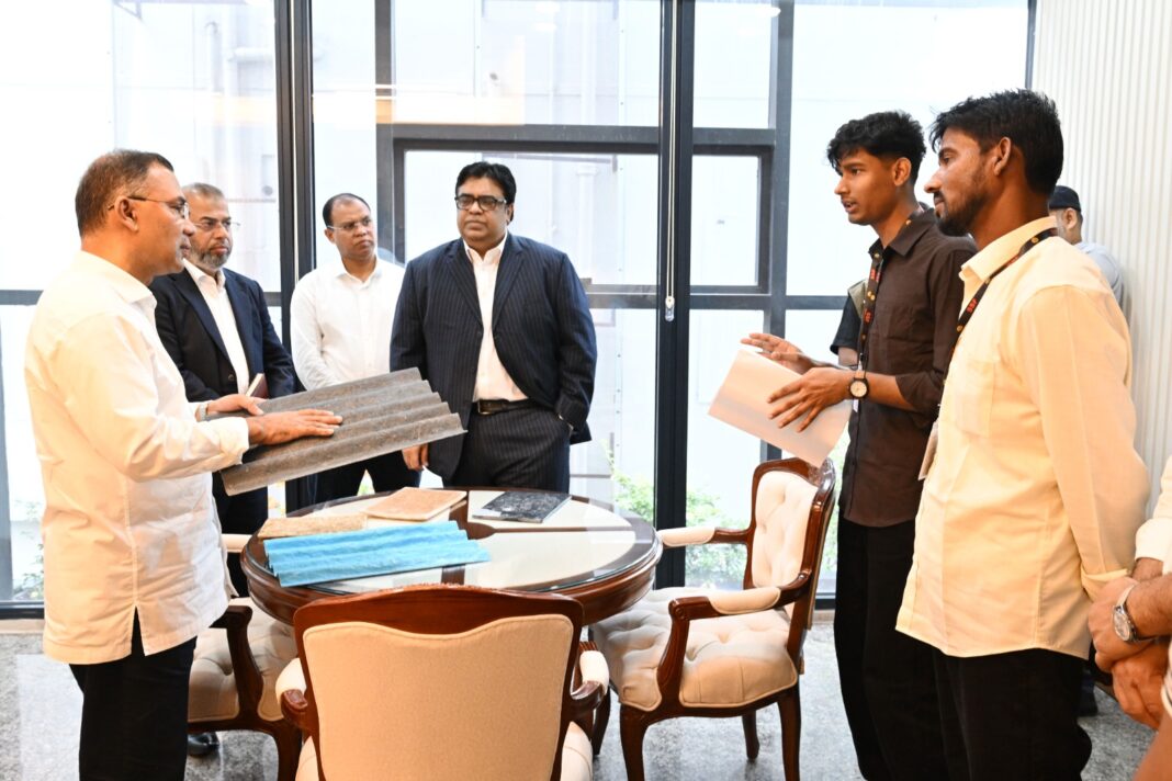 দেশীয় কাঁচামাল ব্যবহার করে পরিবেশবান্ধব উদ্ভাবনের প্রশংসা প্রধানমন্ত্রীর