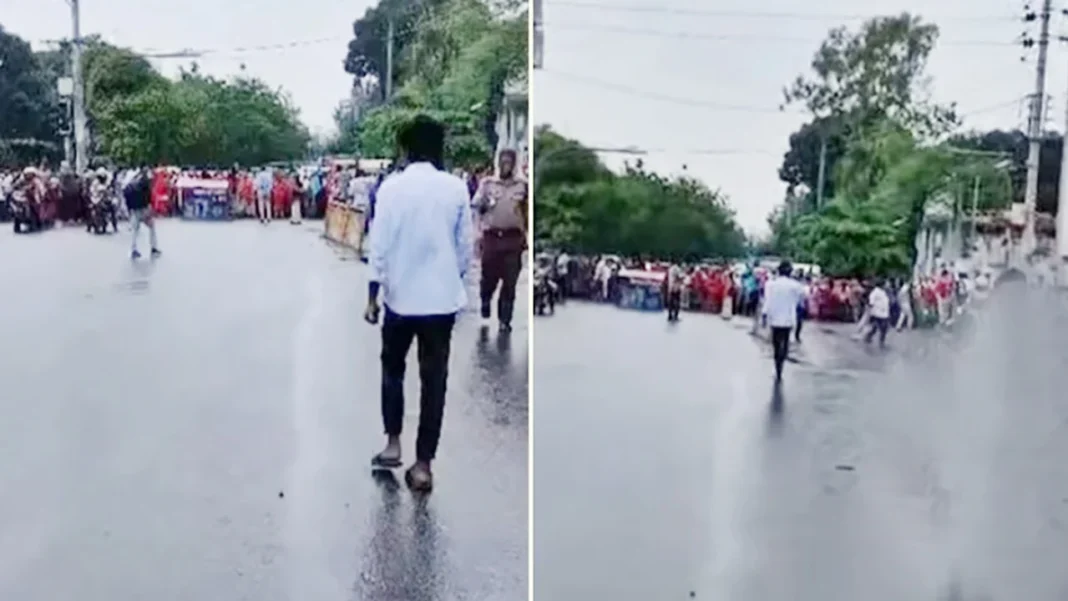 মহাখালী-তেজগাঁও সড়ক অবরোধ করে পোশাকশ্রমিকদের বিক্ষোভ