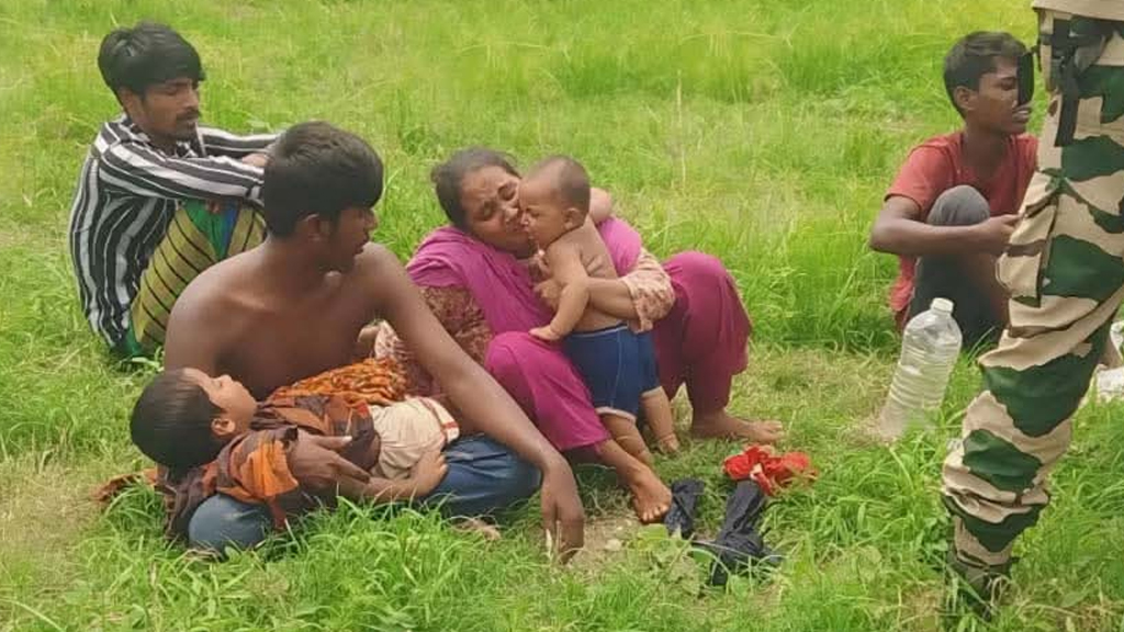 কুড়িগ্রামে ৫০ ঘণ্টা ধরে সীমান্তের শূন্যরেখায় দুই শিশু সন্তানসহ দম্পতি