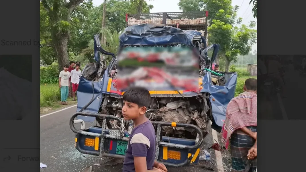 টাঙ্গাইলে দাঁড়িয়ে থাকা ট্রাকে পিকআপের ধাক্কায় নিহত ৪