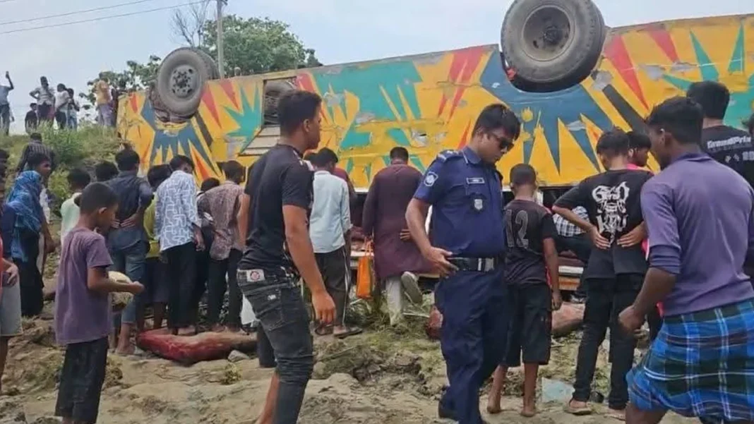 ব্রাহ্মণবাড়িয়ার সরাইলে বাস খাদে পড়ে নিহত ৪, আহত ৩০