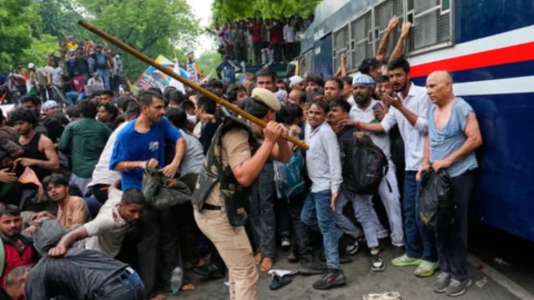 দিল্লিতে পুলিশের সঙ্গে আন্দোলনকারীদের ফের সংঘর্ষ, বন্ধ ইন্টারনেট