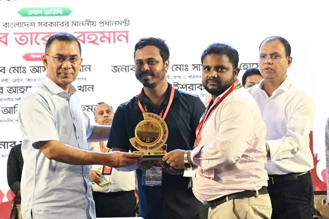 জুলাই স্মৃতি স্মারক তুলে দিলেন প্রধানমন্ত্রী