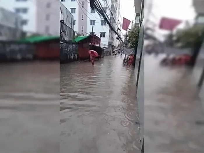 ভারী বর্ষণে চট্টগ্রাম নগরের নিম্নাঞ্চলে জলাবদ্ধতা, বিপর্যস্ত জনজীবন