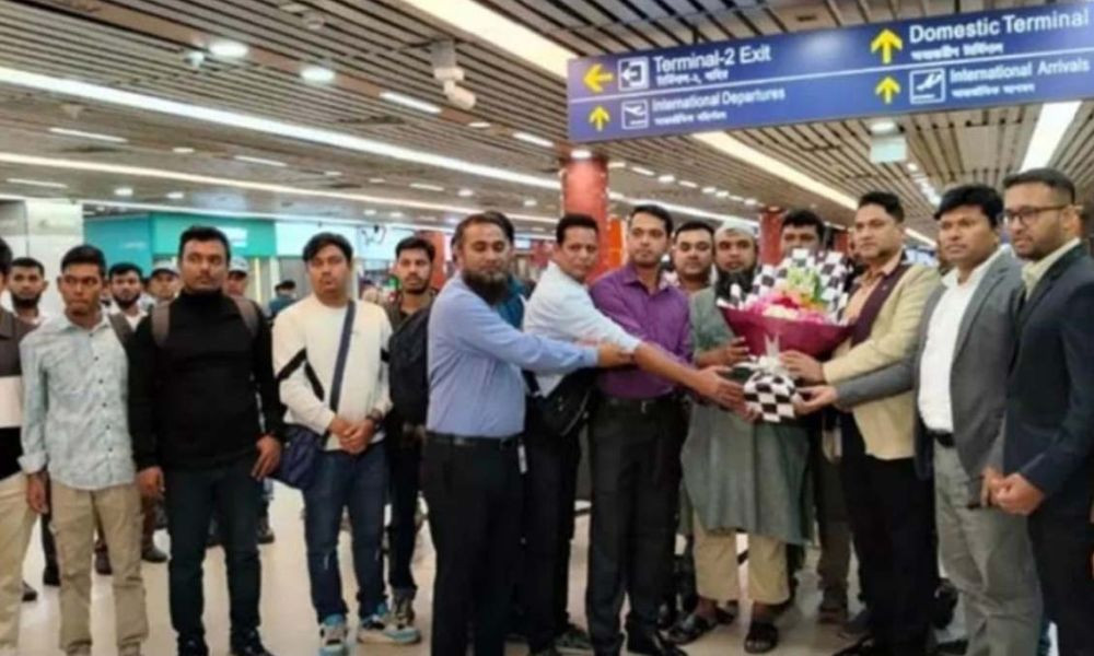৪ মাস পর দেশে ফিরলেন হরমুজে আটকে থাকা ১৭ নাবিক ৪ মাস পর দেশে ফিরলেন হরমুজে আটকে থাকা ১৭ নাবিক