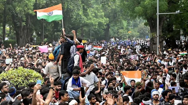 ককরোচ পার্টির আন্দোলন কি মোদি সরকারের জন্য ‘বিপদঘণ্টা’?
