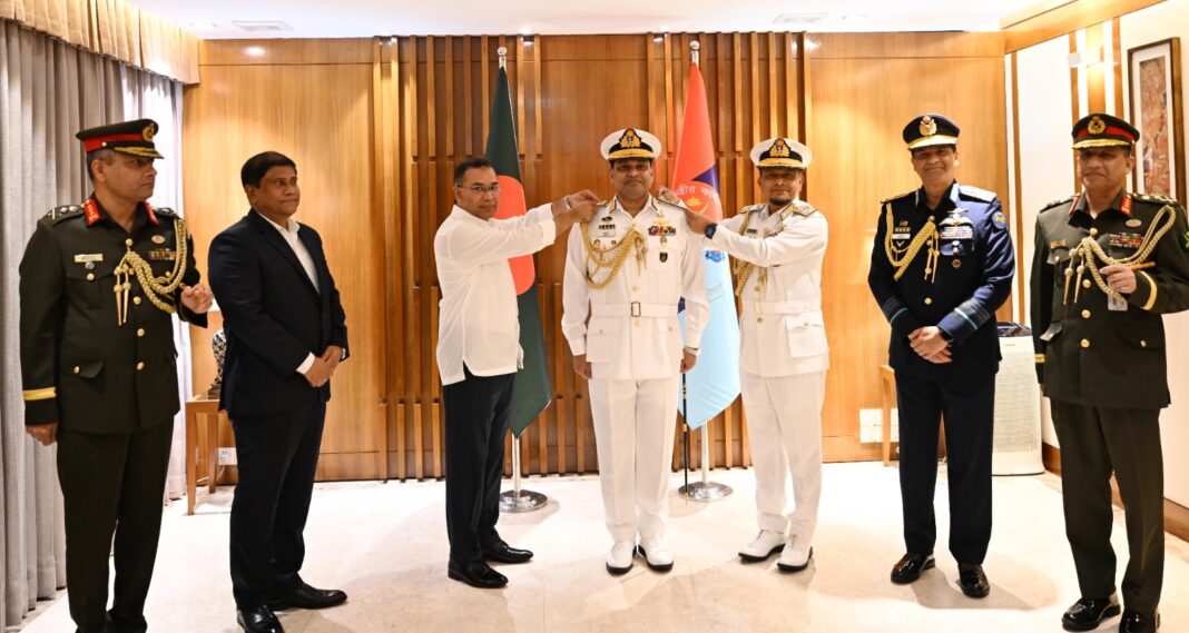 নবনিযুক্ত নৌপ্রধানকে র‌্যাঙ্ক ব্যাজ পরিয়ে দেন প্রধানমন্ত্রী