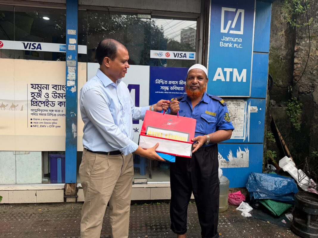 মানুষের প্রতি প্রধানমন্ত্রীর ভালোবাসার বিরল দৃষ্টান্ত ধানের শীষ নিয়ে দাঁড়িয়ে থাকা সেই আব্দুস সালামকে উপহার পাঠিয়েছেন প্রধানমন্ত্রী