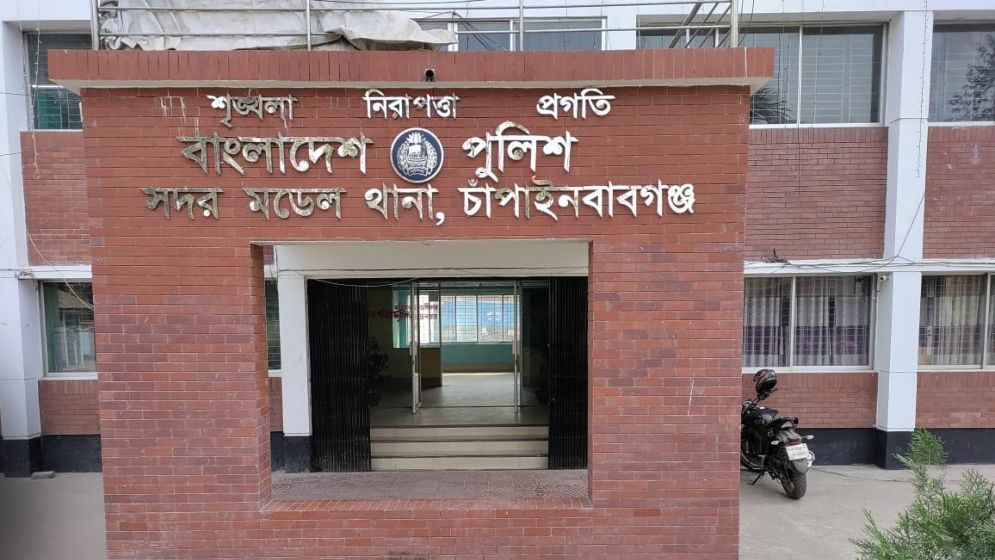 চাঁপাইনবাবগঞ্জে বিদ্যুৎস্পর্শে একই পরিবারের ৩ জনের মৃত্যু চাঁপাইনবাবগঞ্জে বিদ্যুৎস্পর্শে একই পরিবারের ৩ জনের মৃত্যু