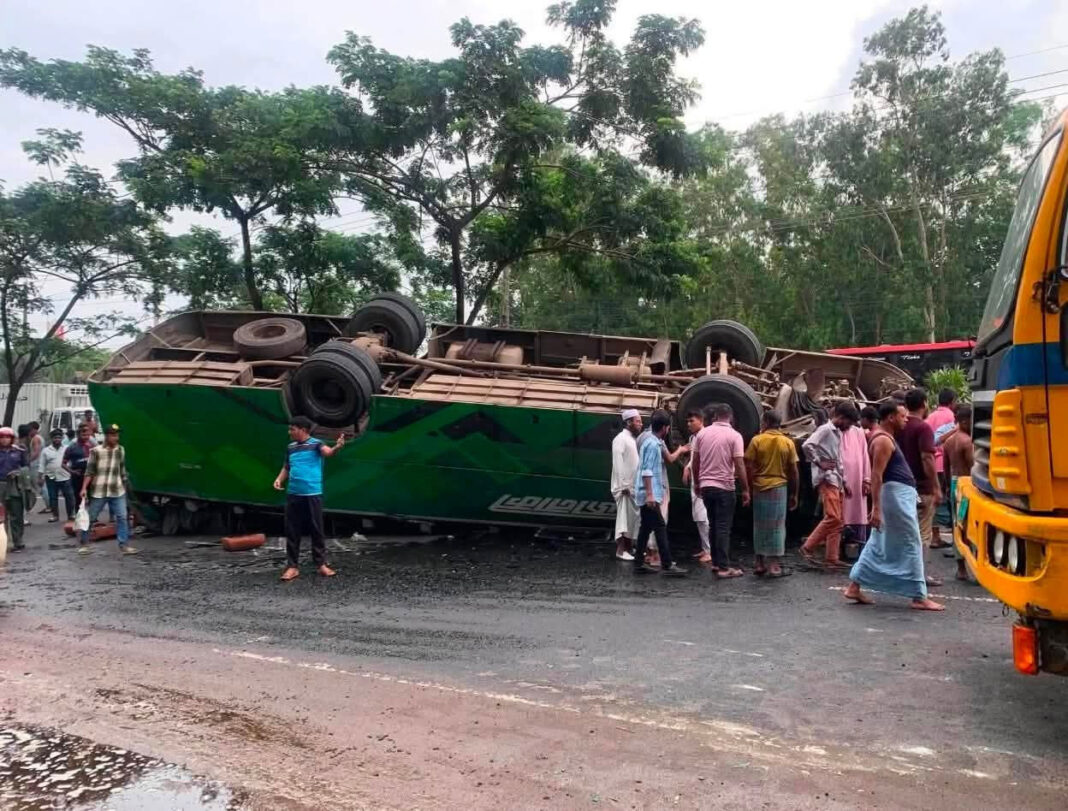 সীতাকুণ্ডে যাত্রীবাহী বাস উল্টে নিহত ১, আহত ৬