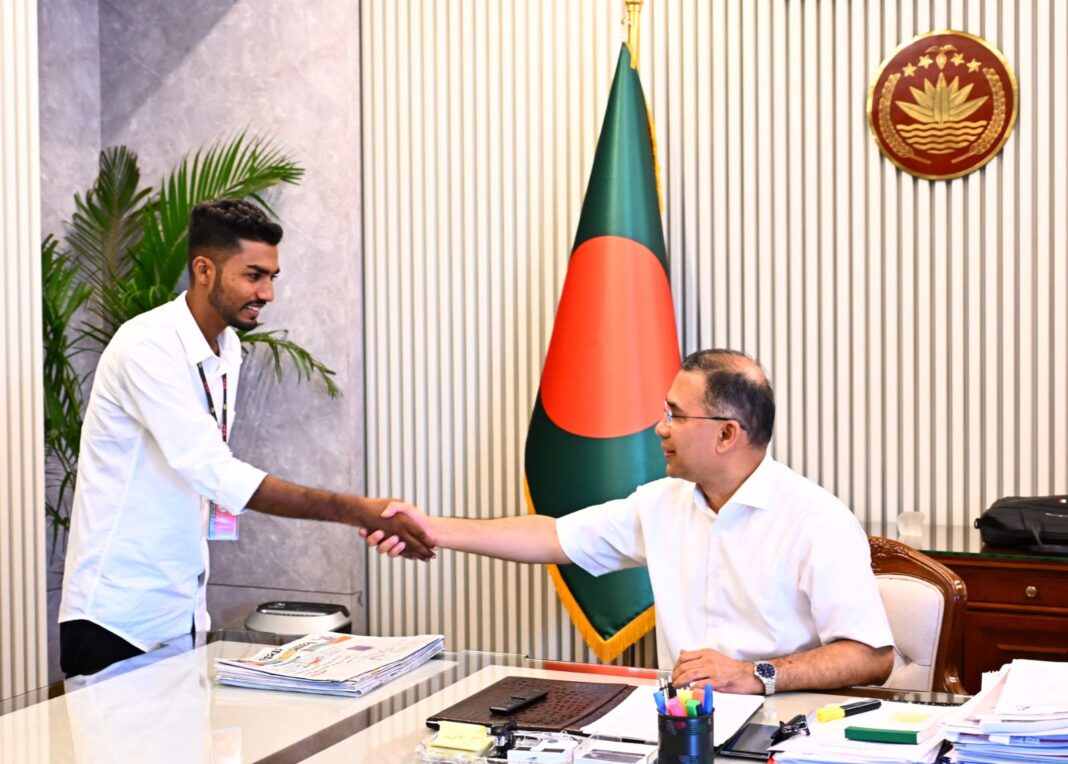 রক্তক্ষরণ ঠেকাতে মাথায় বাঁধা সেই পতাকা তুলে দিলেন প্রধানমন্ত্রীর হাতে রক্তক্ষরণ ঠেকাতে মাথায় বাঁধা সেই পতাকা তুলে দিলেন প্রধানমন্ত্রীর হাতে