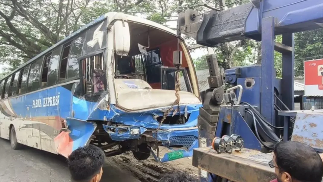 পাবনায় লাশবাহী অ্যাম্বুলেন্সের সঙ্গে বাসের সংঘর্ষে নিহত ২