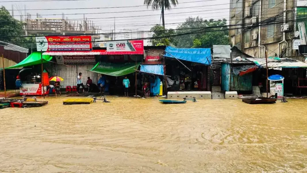 চট্টগ্রামের বেশিরভাগ এলাকায় জলাবদ্ধতা, দুর্ভোগে নগরবাসী চট্টগ্রামের বেশিরভাগ এলাকায় জলাবদ্ধতা, দুর্ভোগে নগরবাসী