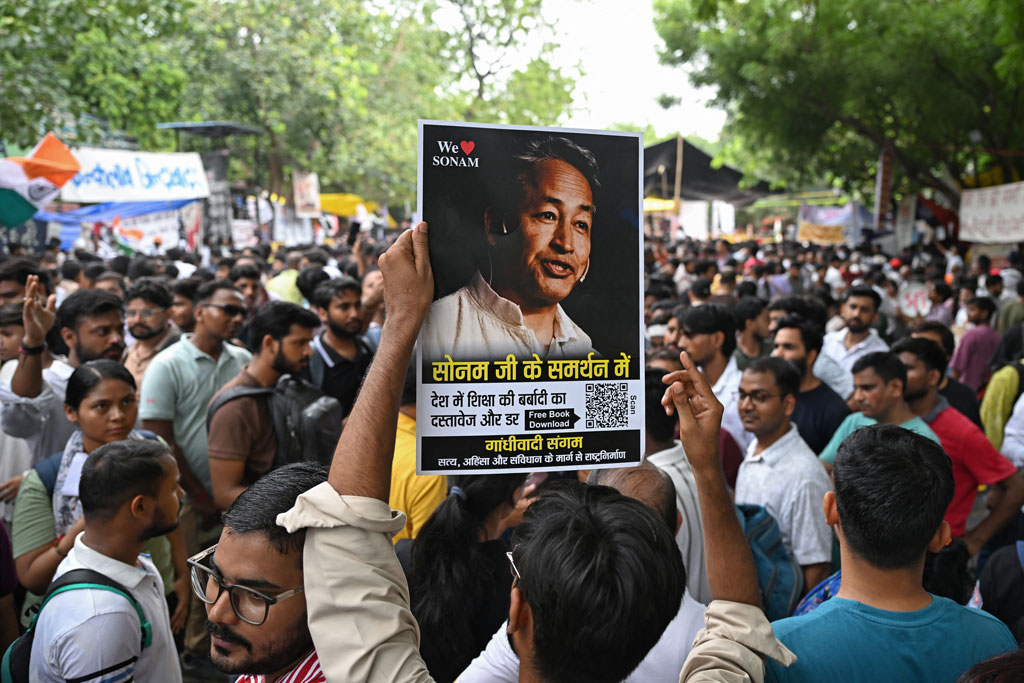 ‘ককরোচদের’ সংসদ চলো কর্মসূচিতে উত্তপ্ত দিল্লি, অনশন ভাঙতে ওয়াংচুকের ৩ শর্ত ‘ককরোচদের’ সংসদ চলো কর্মসূচিতে উত্তপ্ত দিল্লি, অনশন ভাঙতে ওয়াংচুকের ৩ শর্ত