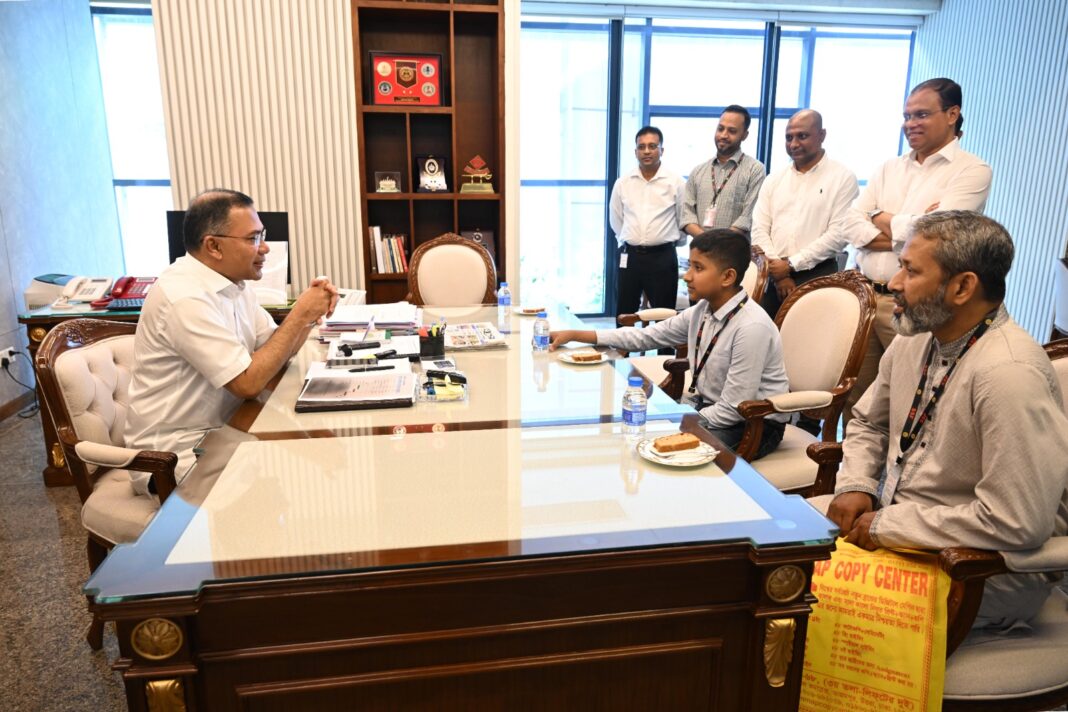 প্রধানমন্ত্রীর সঙ্গে দেখা করল ভুবন ভোলানো হাসিতে মন জয় করা সেই তাহসিন প্রধানমন্ত্রীর সঙ্গে দেখা করল ভুবন ভোলানো হাসিতে মন জয় করা সেই তাহসিন
