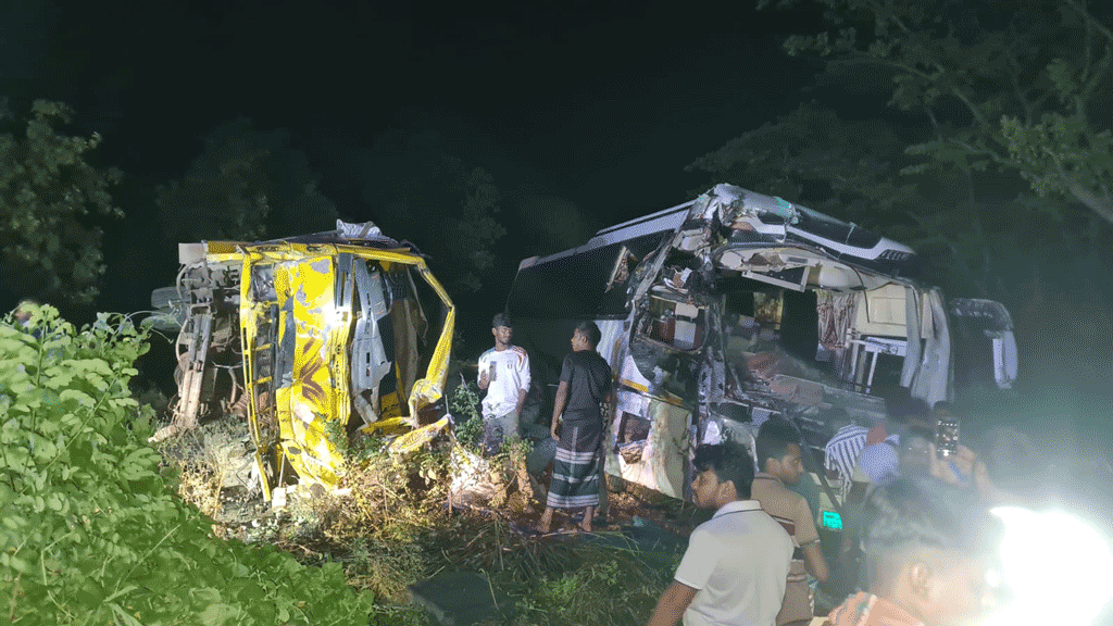 বনপাড়া-হাটিকুমরুল মহাসড়কে বাস-ট্রাক সংঘর্ষে নিহত ১, আহত ১২ রুশ নাগরিক বনপাড়া-হাটিকুমরুল মহাসড়কে বাস-ট্রাক সংঘর্ষ, ট্রাকচালকের সহকারী নিহত, আহত ১২ রুশ নাগরিক