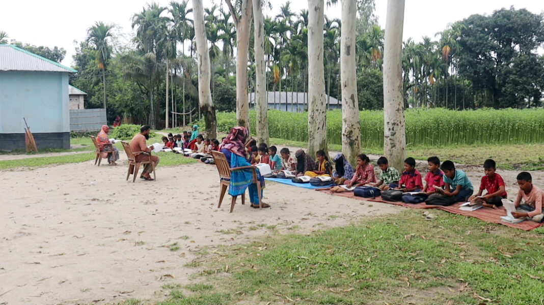 পঞ্চগড়ে খোলা আকাশের নিচে পাঠদান, রোদ-বৃষ্টিতে দুর্ভোগে শিক্ষার্থীরা