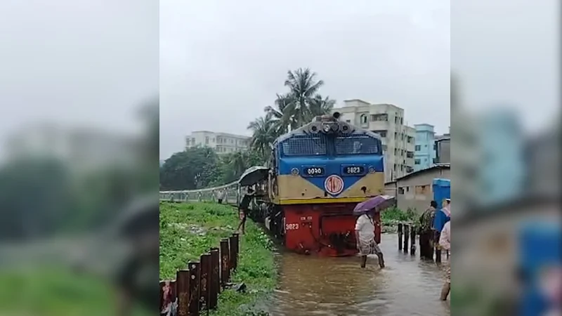 পানির নিচে রেললাইন, আটকে আছে কক্সবাজারগামী ‘পর্যটক এক্সপ্রেস’ পানির নিচে রেললাইন, আটকে আছে কক্সবাজারগামী ‘পর্যটক এক্সপ্রেস’