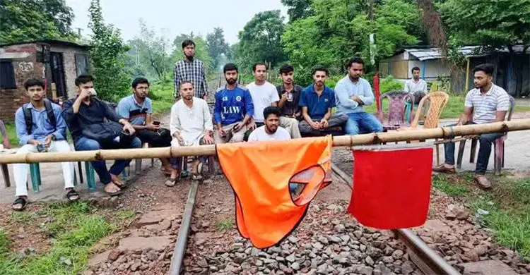রাবি শিক্ষার্থীকে মারধর, রাজশাহীর সঙ্গে সারাদেশের রেলযোগাযোগ বন্ধ রাবি শিক্ষার্থীকে মারধর, রাজশাহীর সঙ্গে সারাদেশের রেলযোগাযোগ বন্ধ