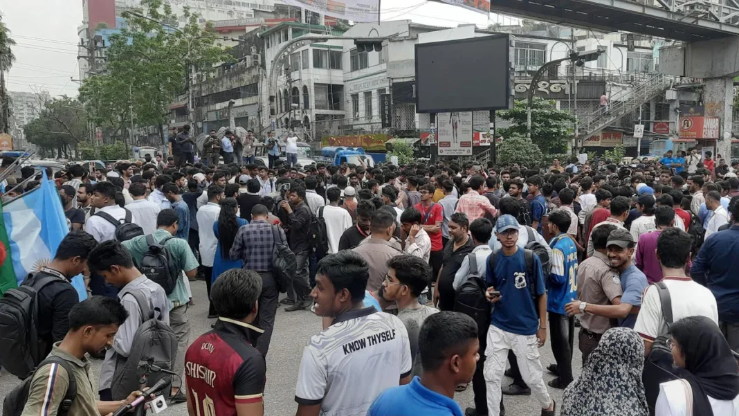 সায়েন্সল্যাব অবরোধে অচল ধানমন্ডি–নিউমার্কেট, তীব্র যানজট সায়েন্সল্যাব অবরোধে অচল ধানমন্ডি–নিউমার্কেট, তীব্র যানজট