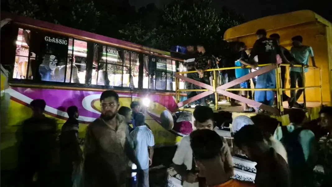 ট্রেনের ওয়াগনের ধাক্কায় বাস-মাহেন্দ্র-অটোরিকশার ত্রিমুখী সংঘর্ষ, নিহত ২ ট্রেনের ওয়াগনের ধাক্কায় বাস-মাহেন্দ্র-অটোরিকশার ত্রিমুখী সংঘর্ষ, নিহত ২