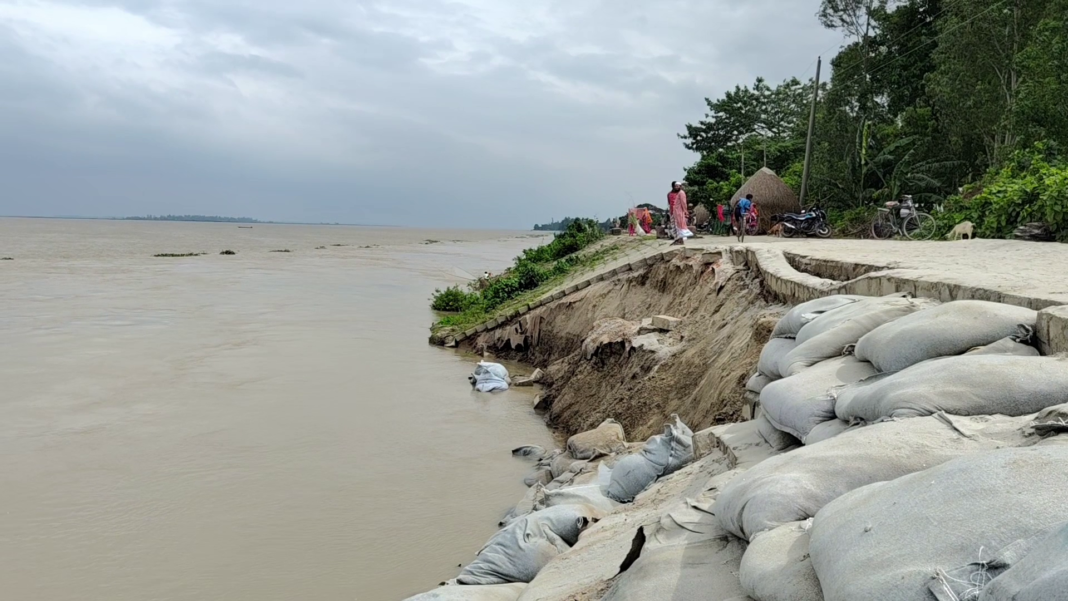 কুড়িগ্রামের চিলমারীতে কাঁচকোল এলাকায় ৪৪৮ কোটি টাকা ব্যায়ে নির্মিত ব্রহ্মপুত্র নদের ডান তীর রক্ষা বাঁধে ভাঙ্গন