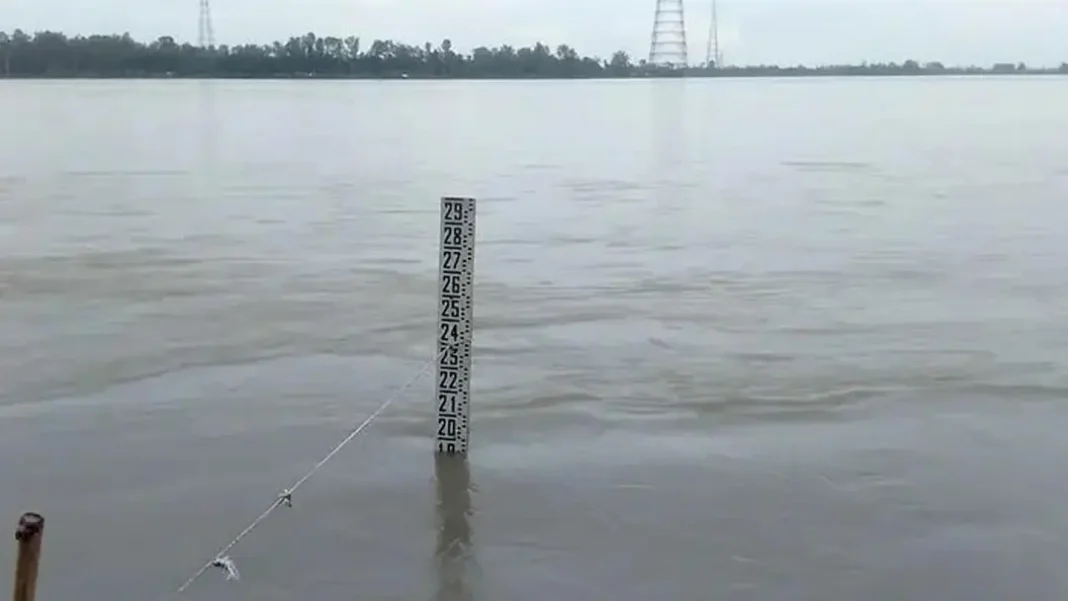 তিস্তার পানি বেড়ে বিপৎসীমা ছুঁই ছুঁই তিস্তার পানি বেড়ে বিপৎসীমার ছুঁই ছুঁই