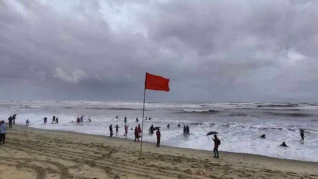 সাগরে লঘুচাপ, চার সমুদ্রবন্দরে ৩ নম্বর সতর্কসংকেত সাগরে লঘুচাপ, চার সমুদ্রবন্দরে ৩ নম্বর সতর্কসংকেত