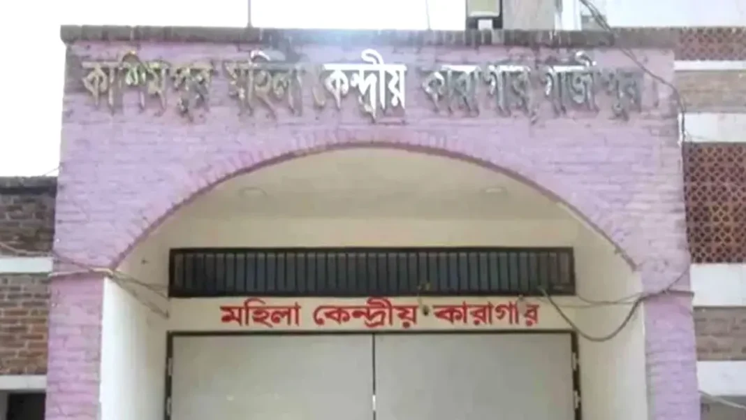 কাশিমপুর মহিলা কারাগার থেকে আসামি পলায়ন, ৭ কর্মকর্তা-কর্মচারী বরখাস্ত জেড নিউজ ডেস্ক: গাজীপুরের কাশিমপুর কেন্দ্রীয় মহিলা কারাগার থেকে রিম্পা (২১) নামে এক বন্দি নারী দেয়াল টপকে পালানোর ঘটনায় দুইজন মেট্রন ও পাঁচ মহিলা কারারক্ষীসহ মোট সাতজনকে বরখাস্ত করা হয়েছে। বরখাস্ত কর্মকর্তা ও কর্মচারীরা হলেন- মেট্রন লায়লা আনজুমান সুমি, মেট্রন মেরিনা, মেট্রন রেহেনা এবং মহিলা কারারক্ষী শায়লা, শারমিন, জেমি ও আসমা। শনিবার (১৮ জুলাই) সকালে বিষয়টি নিশ্চিত করেছেন সহকারী কারা মহাপরিদর্শক (এআইজি) মো. জান্নাতুল ফরহাদ। তিনি বলেন, দায়িত্বে অবহেলার প্রমাণ পাওয়ায় রিপোর্টের ভিত্তিতে গতকাল তাদের ৭ জনকে বরখাস্ত করা হয়েছে। এর আগে, গত বৃহস্পতিবার সন্ধ্যায় প্রায় ৪০ জন নারী বন্দিকে দিয়ে কারাগারের ভেতরে ইট বহনের কাজ করানো হচ্ছিল। ওই সময় দায়িত্বে থাকা মেট্রনের তদারকির ঘাটতির সুযোগ নিয়ে বন্দি রিম্পা (২১) কারাগারের অফিস ভবনের পাশের দেয়ালের কার্নিশ বেয়ে সীমানা প্রাচীর টপকে পালিয়ে যান। পলাতক রিম্পা মেহেরপুরের গাংনী উপজেলার রায়পুর এলাকার মো. হাসানের মেয়ে। তিনি ঢাকার ধানমন্ডি থানা এলাকায় ভ্রাম্যমাণ আদালতের মামলায় তিন মাসের সাজাপ্রাপ্ত হয়ে কাশিমপুর কেন্দ্রীয় মহিলা কারাগারে বন্দি ছিলেন। ঘটনার পরপরই কারা কর্তৃপক্ষ পুরো কারাগারে তল্লাশি চালালেও তার কোনো সন্ধান পাওয়া যায়নি। পরে সিসিটিভি ফুটেজ পর্যালোচনা করে নিশ্চিত হওয়া যায় যে তিনি কারাগার থেকে পালিয়ে গেছেন। পরে গতকাল (শুক্রবার) রাতে কোনাবাড়ী মডেল থানায় কারা কর্তৃপক্ষ একটি মামলা করে।