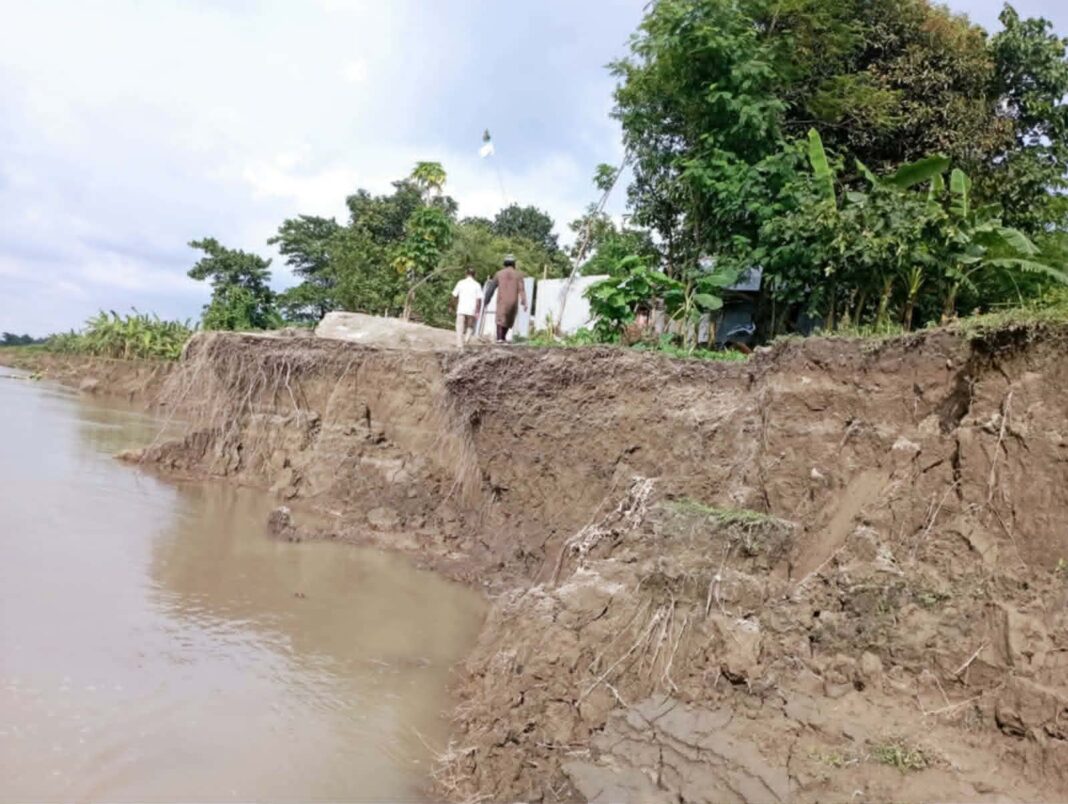 মেলান্দহের টুপকার চরে নদীভাঙনে বিলীন শতাধিক বসতবাড়ি মেলান্দহের টুপকার চরে নদীভাঙনে বিলীন শতাধিক বসতবাড়ি