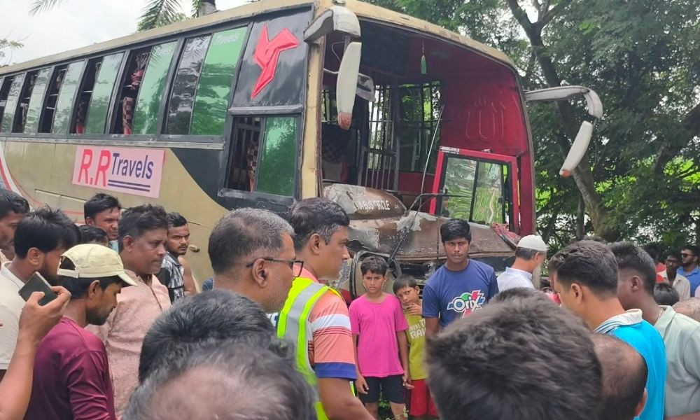 নাটোরে বাস-ভুটভুটির সংঘর্ষে নিহত ৩ নাটোরে বাস-ভুটভুটির সংঘর্ষে নিহত ৩