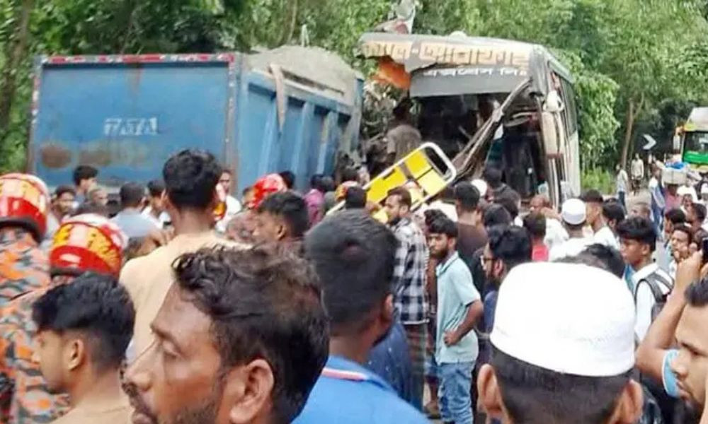 চাঁদপুরে বাস-ট্রাক সংঘর্ষে নিহত ৩