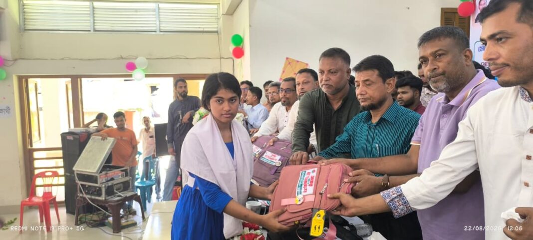 বাউফলে ছাত্রদলের পক্ষ থেকে ১৩০ কীর্তি শিক্ষার্থীকে শিক্ষা উপকরণ ও ফলদ চারা উপহার