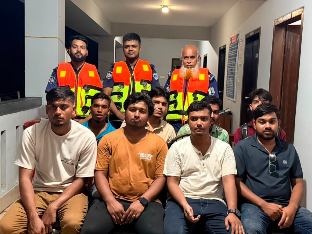 কয়রায় পর্যটকবাহী নৌকা ডুবি, ৯ জন উদ্ধার করলো নৌ পুলিশ কয়রায় পর্যটকবাহী নৌকা ডুবি, নৌ পুলিশের তৎপরতায় ৯ জন উদ্ধার