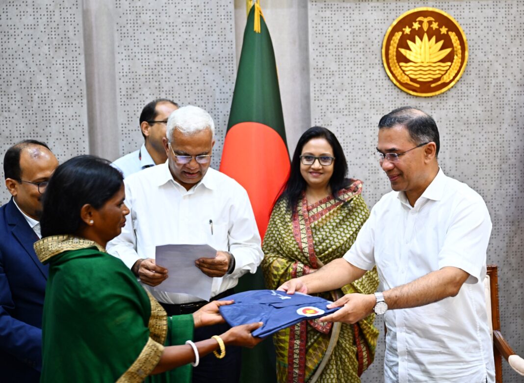 চা-বাগান শ্রমিকদের মধ্যে ২০ হাজার রেইনকোট বিতরণ কার্যক্রমের সূচনা করলেন প্রধানমন্ত্রী চা-বাগান শ্রমিকদের মধ্যে ২০ হাজার রেইনকোট বিতরণ কার্যক্রমের সূচনা করলেন প্রধানমন্ত্রী তারেক রহমান