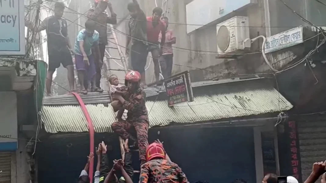 কোম্পানীগঞ্জে মার্কেটে আগুন, নারী ও শিশুসহ উদ্ধার ১৫ কোম্পানীগঞ্জে মার্কেটে আগুন, নারী ও শিশুসহ উদ্ধার ১৫