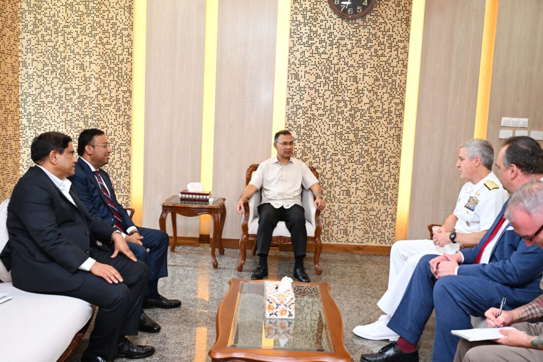 প্রধানমন্ত্রীর সঙ্গে মার্কিন প্রশান্ত মহাসাগরীয় নৌবহরের কমান্ডারের সৌজন্য সাক্ষাৎ প্রধানমন্ত্রীর সঙ্গে মার্কিন প্রশান্ত মহাসাগরীয় নৌবহরের কমান্ডার অ্যাডমিরাল স্টিফেন টি. কোহলারের সৌজন্য সাক্ষাৎ
