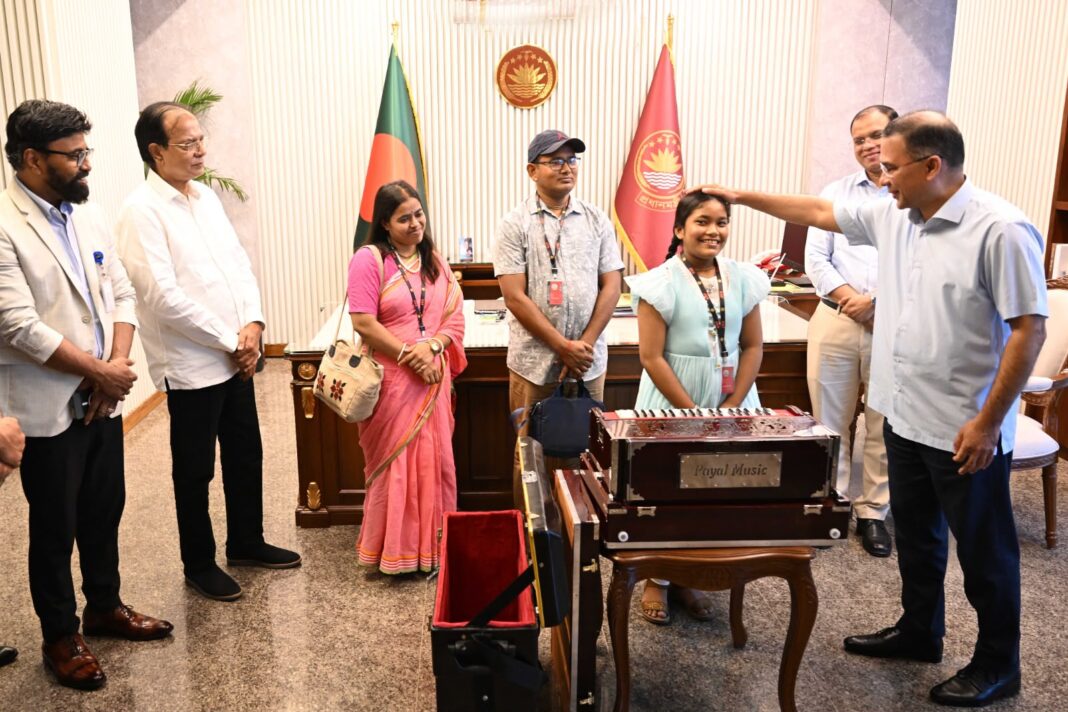 প্রধানমন্ত্রীর সঙ্গে সাক্ষাতের মধ্য দিয়ে স্বপ্ন পূরণ হলো রংপুরের গঙ্গাচড়া উপজেলার পঞ্চম শ্রেণির শিক্ষার্থী অনুশ্রী রায়ের। প্রধানমন্ত্রীর সঙ্গে সাক্ষাতের মধ্য দিয়ে স্বপ্ন পূরণ হলো রংপুরের গঙ্গাচড়া উপজেলার পঞ্চম শ্রেণির শিক্ষার্থী অনুশ্রী রায়ের।